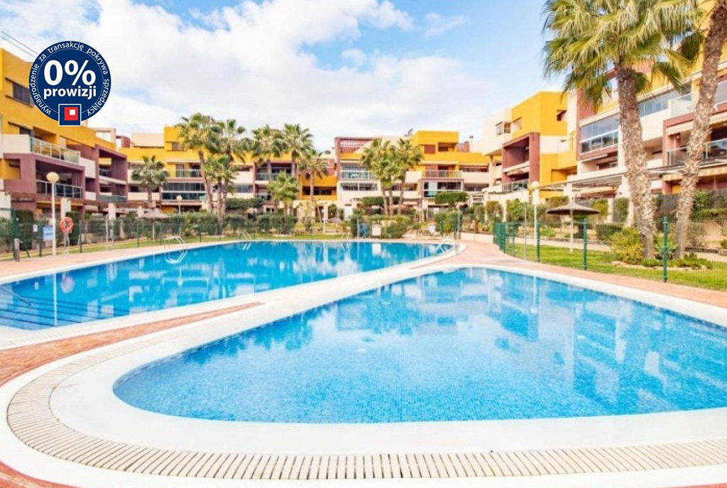 basen w częściach wspólnych osiedla, na którym znajduje się oferowany na sprzedaż luksusowy apartament Hiszpania Punta Prima Orihuela Costa
