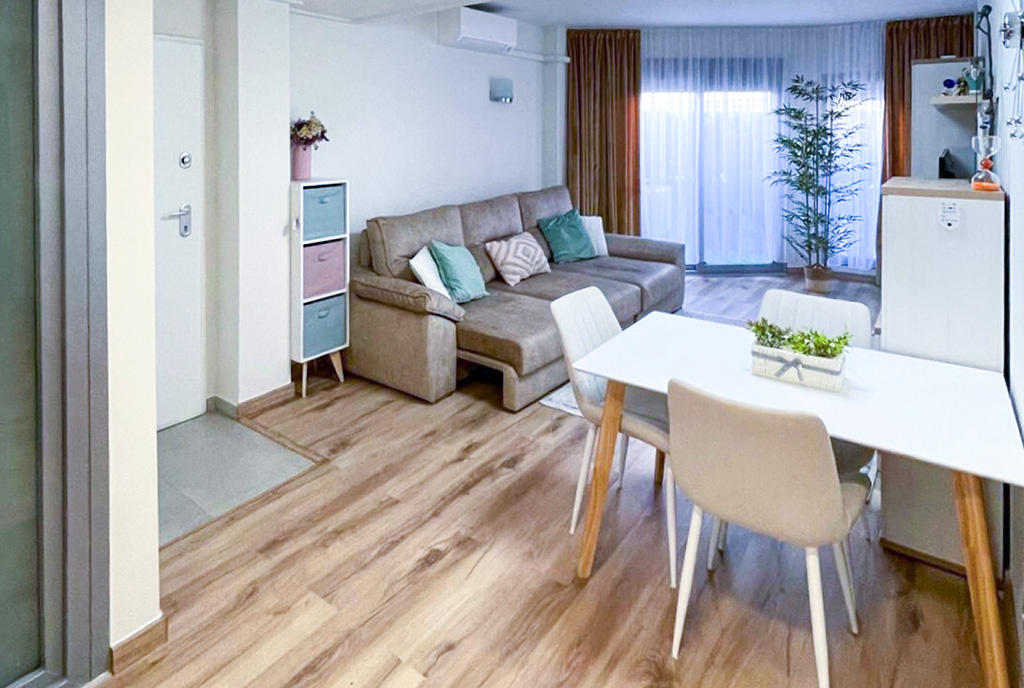 widok na pokój gościnny w luksusowym apartamencie na sprzedaż Hiszpania Torrevieja