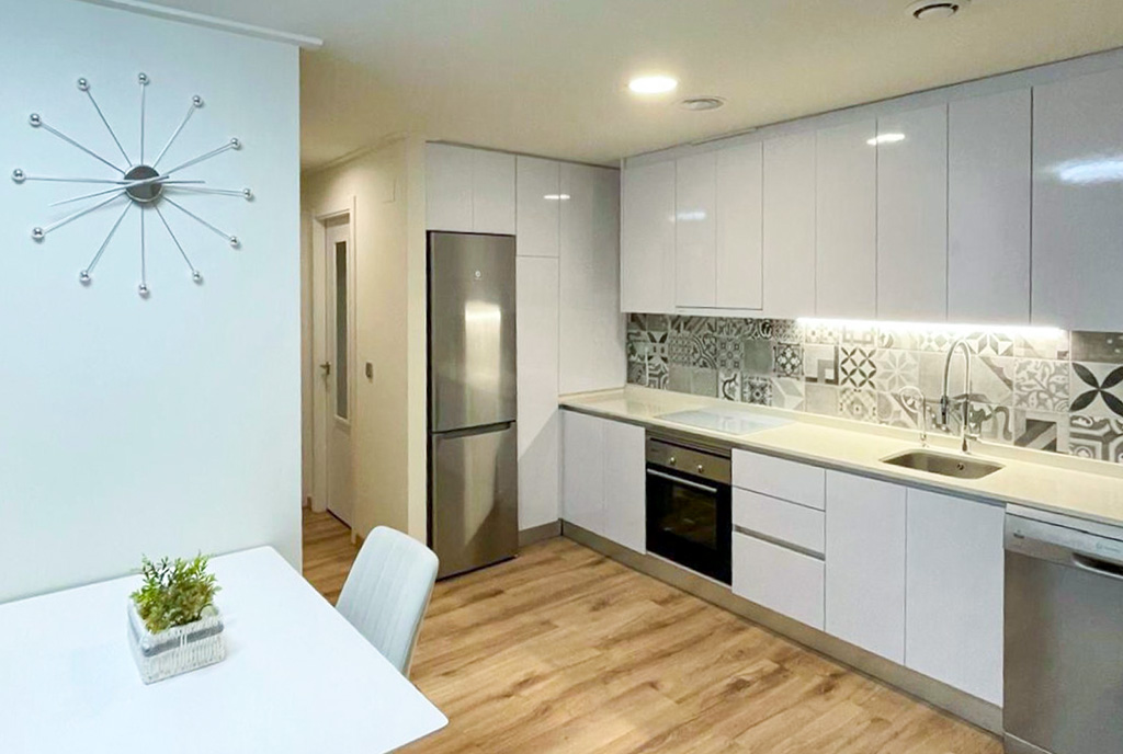 po lewej jadalnia, po prawej kuchnia w ekskluzywnym apartamencie na sprzedaż Hiszpania Torrevieja