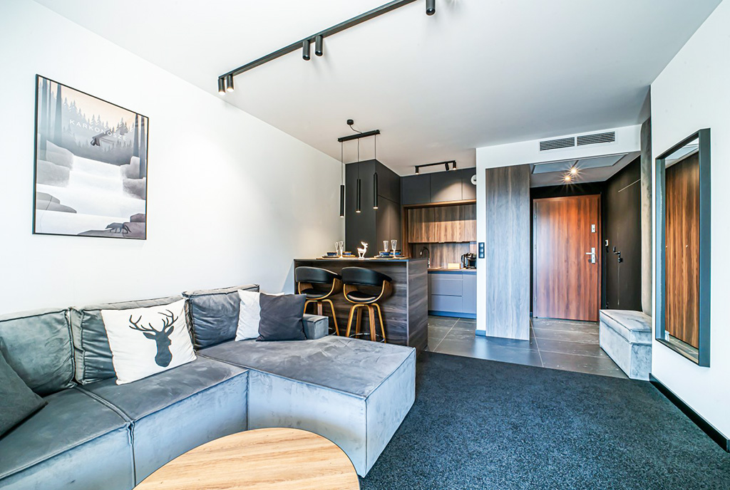 widok z salonu na aneks kuchenny w ekskluzywnym apartamencie do sprzedaży Jelenia Góra okolice