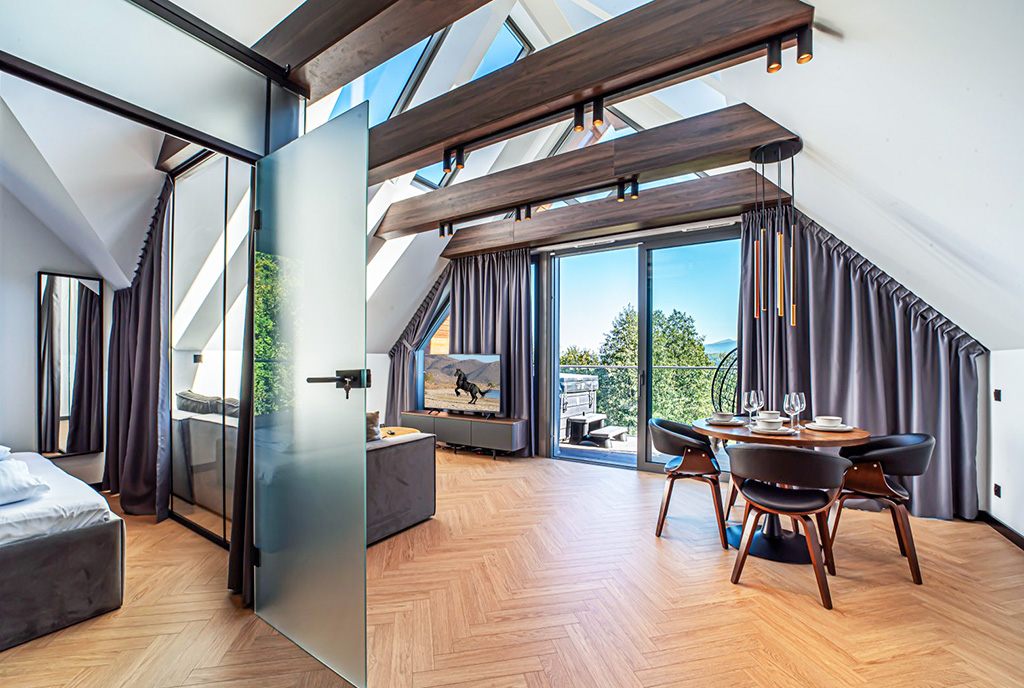 po lewej sypialnia, po prawej salon w ekskluzywnym apartamencie do sprzedaży Jelenia Góra okolice