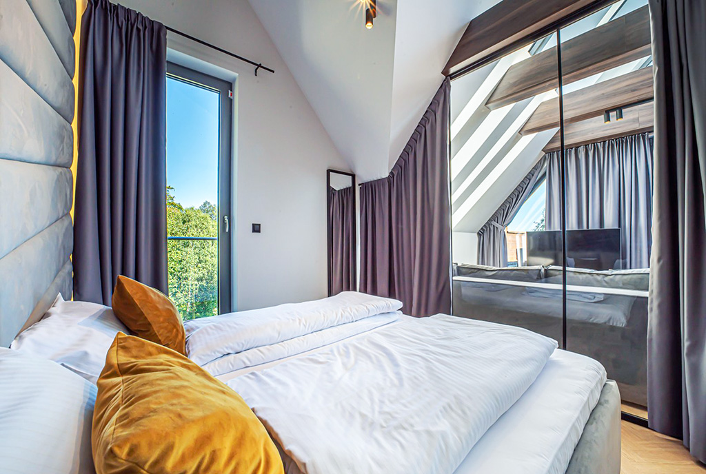fragment sypialni w ekskluzywnym apartamencie na sprzedaż Jelenia Góra okolice