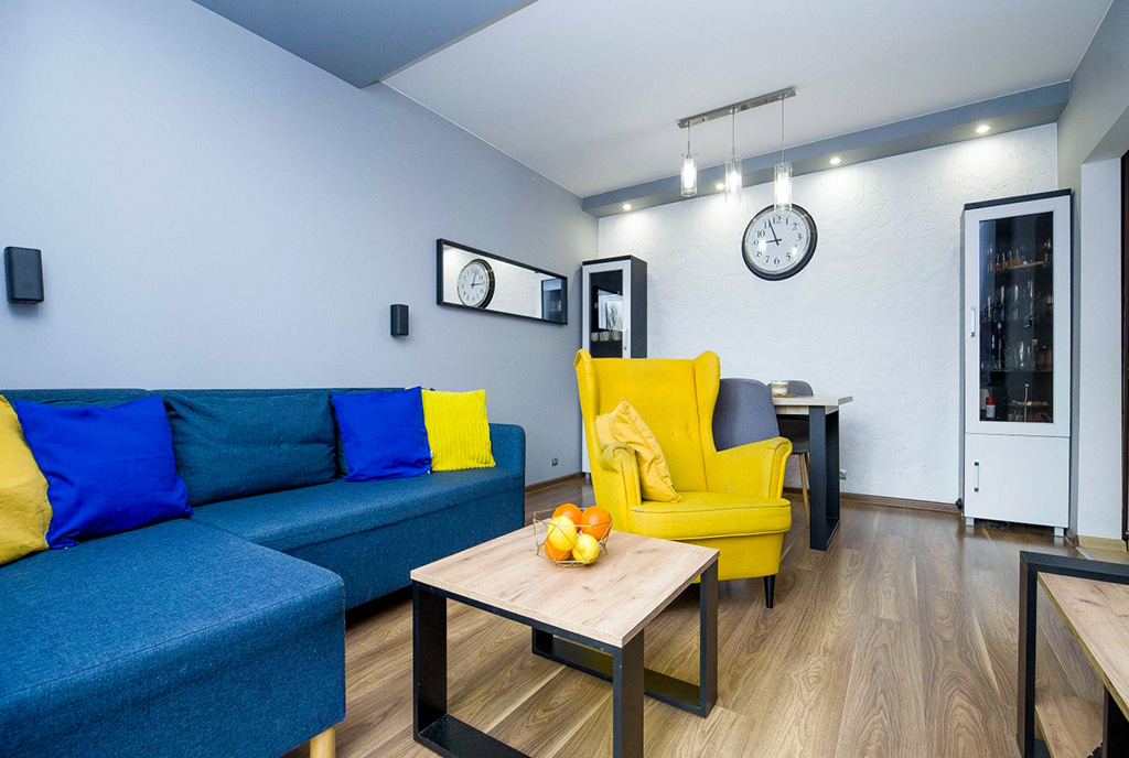 zaaranżowane w żółto-niebieskim kolorze wnętrze ekskluzywnego apartamentu do sprzedaży Katowice okolice