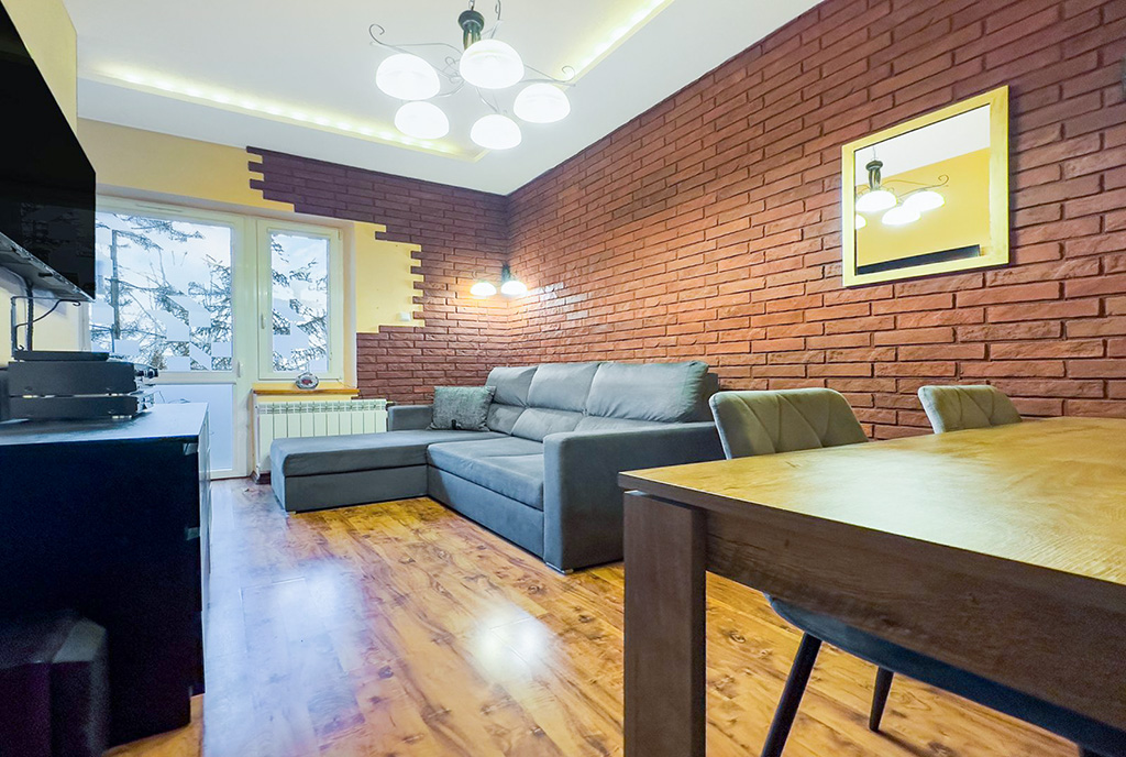 przeciwległa ściana pokoju dziennego w luksusowym apartamencie na sprzedaż Kraków