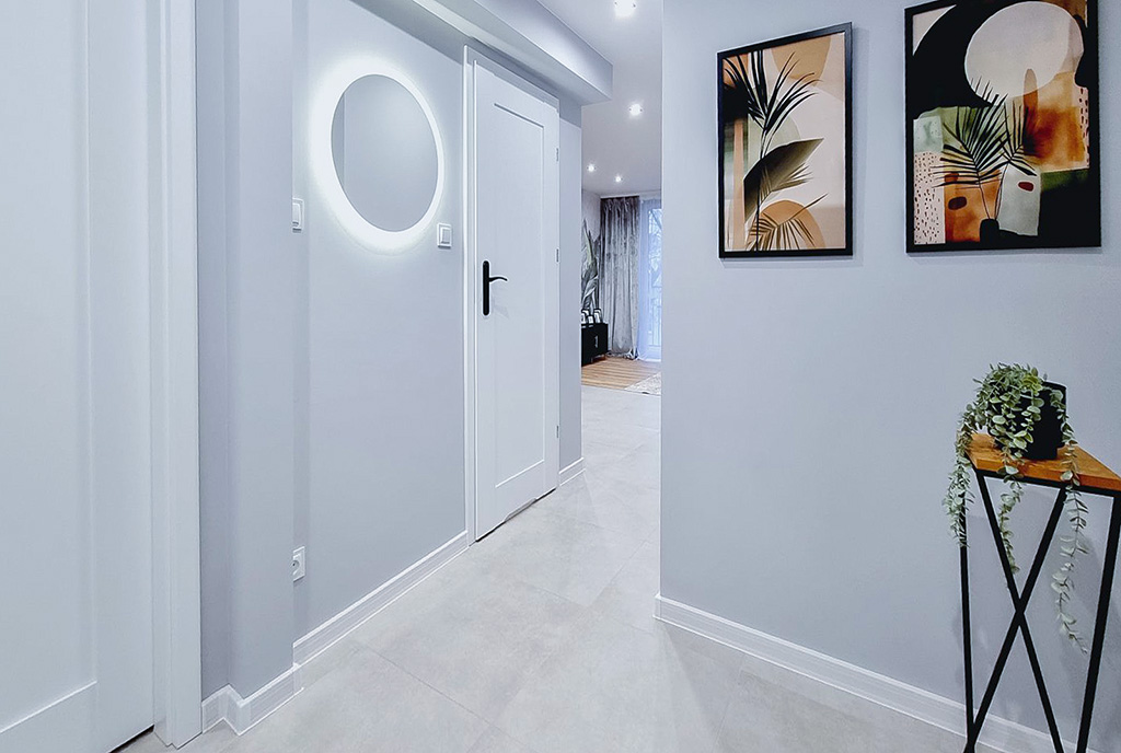 praktyczny korytarz w luksusowym apartamencie na sprzedaż Mielec
