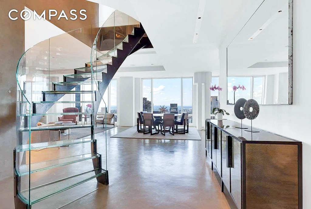 po prawej kuchnia, po lewej schody w ekskluzywnym apartamencie na sprzedaż New York Stany Zjednoczone Ameryki