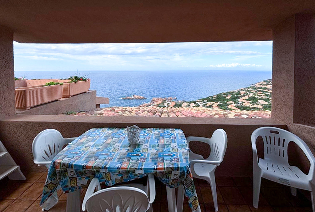 widok na taras oraz morze przy luksusowym apartamencie na sprzedaż Włochy Costa Paradiso