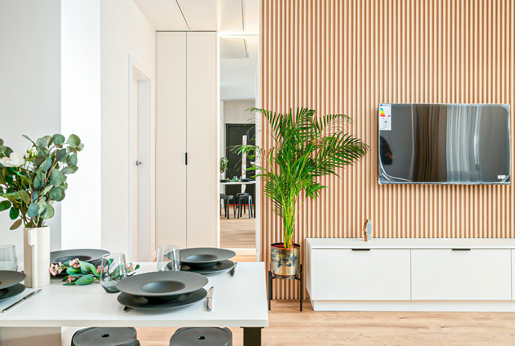 po lewej jadalnia, po prawej salon w luksusowym apartamencie na sprzedaż Wrocław okolice