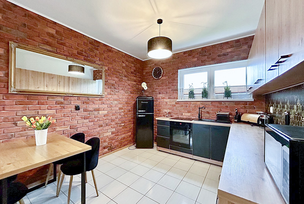 zbliżenie na kuchnię w luksusowym apartamencie na sprzedaż nad morzem