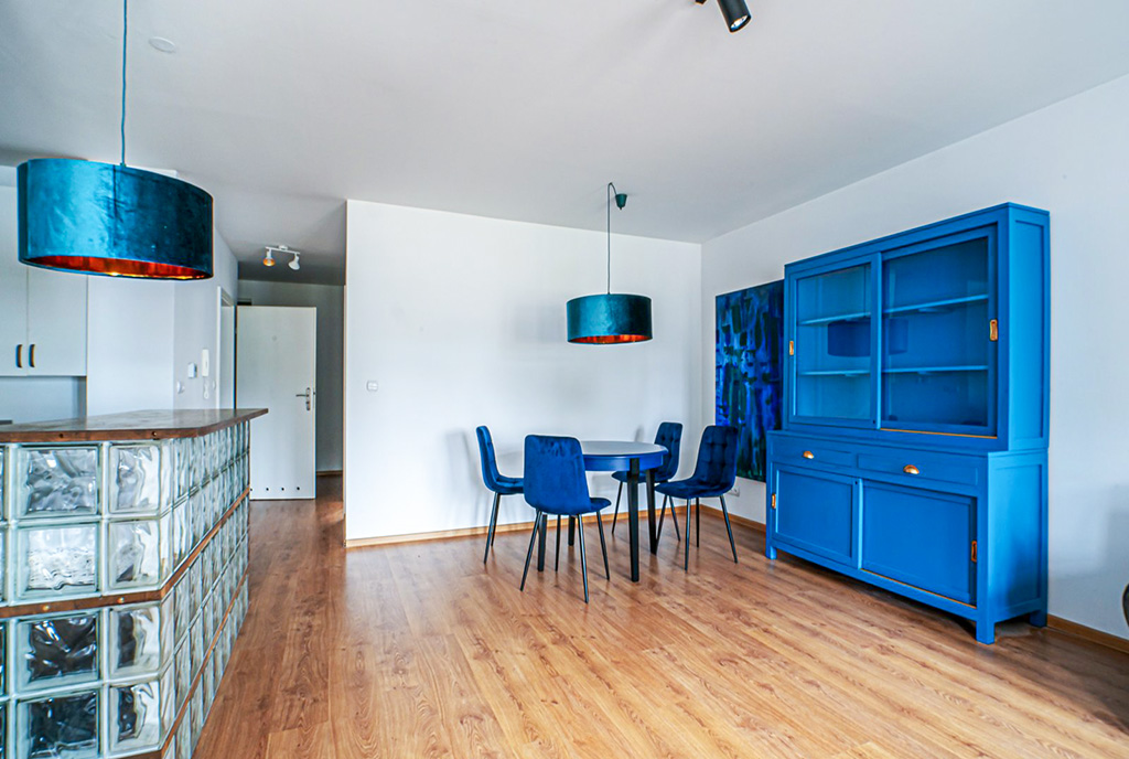 widokna kuchnię i jadalnię w luksusowym apartamencie na sprzedaż Bolesławiec