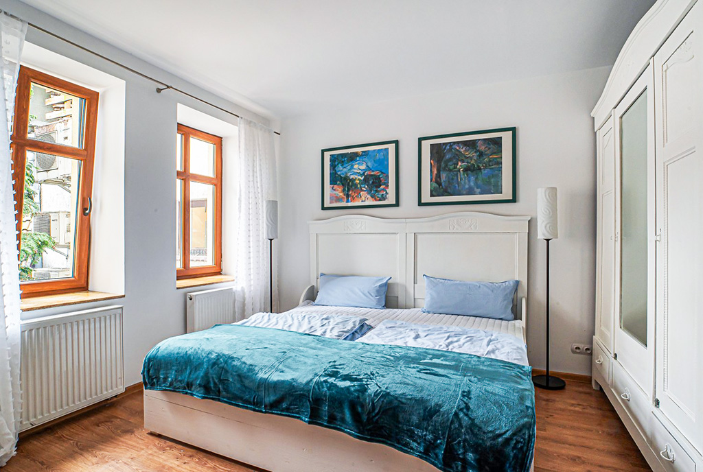 funkcjonalna sypialnia w ekskluzywnym apartamencie na wynajem Bolesławiec