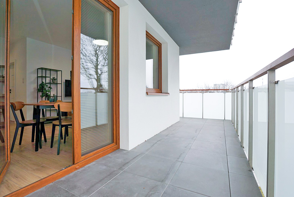 przestronny balkon przy ekskluzywnym apartamencie na wynajem Piotrków Trybunalski
