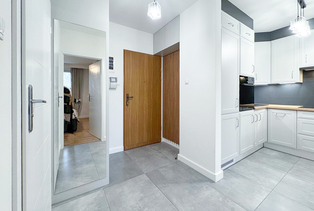 funkcjonalny korytarz w luksusowym apartamencie do wynajmu Szczecin