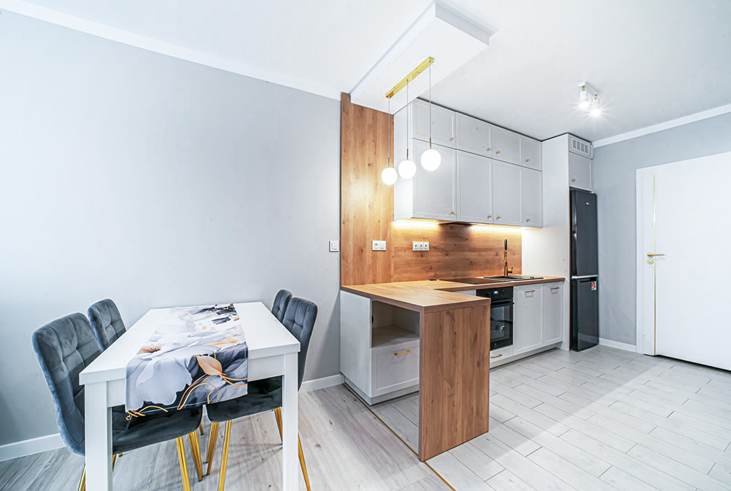 po lewej jadalnia, po prawej kuchnia w luksusowym apartamencie do wynajmu Bolesławiec