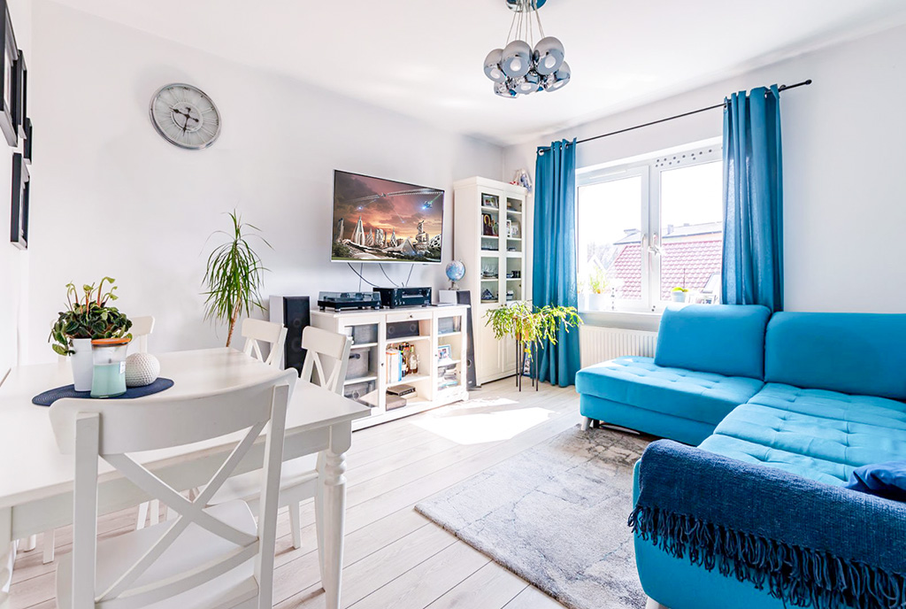 widok na pokój dzienny w ekskluzywnym apartamencie do sprzedaży Elbląg