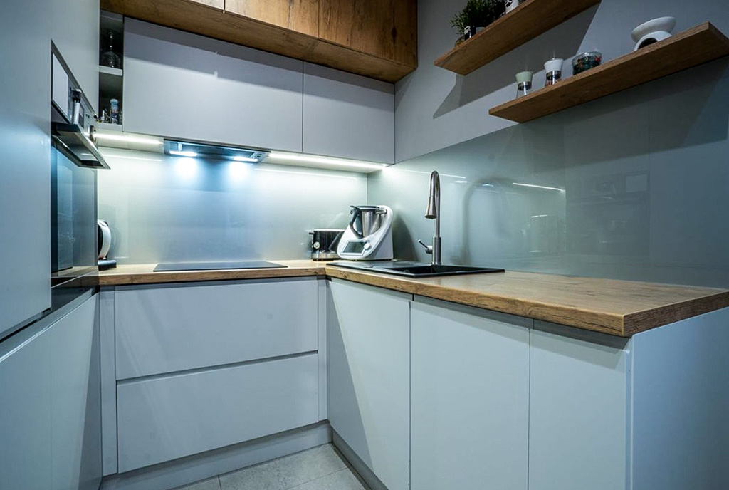 imponujące oświetlenie kuchni w ekskluzywnym apartamencie na sprzedaż Gdańsk