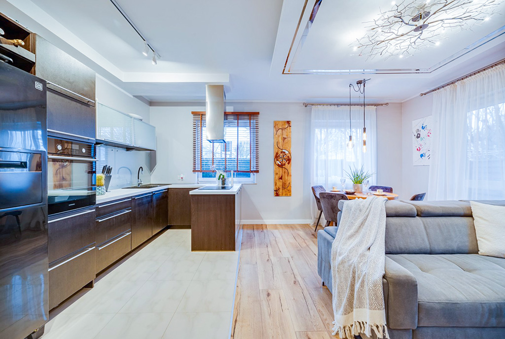 po lewej kuchnia, po praej salon w luksusowym apartamencie na sprzedaż Gdańsk