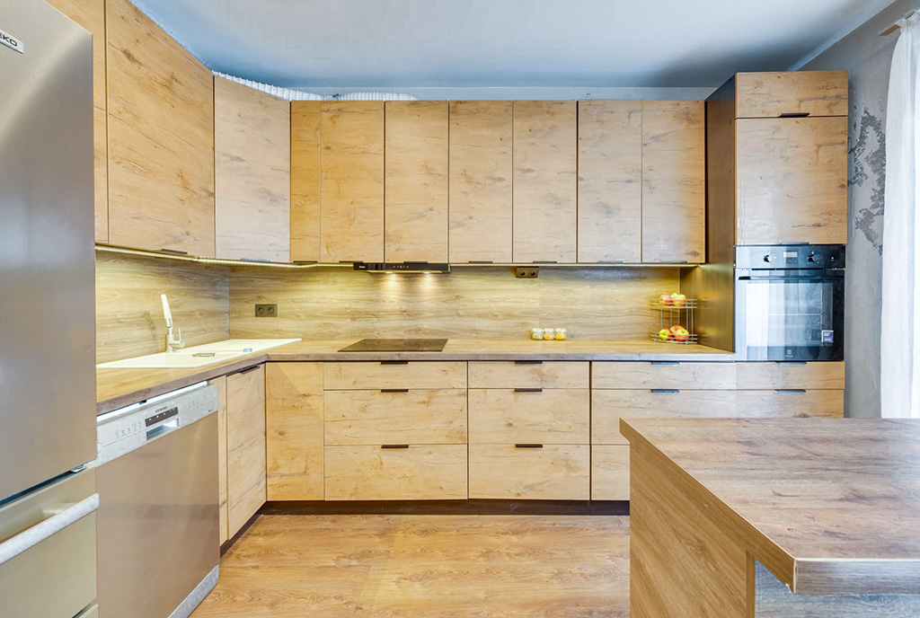 zdjęcie prezentuje kuchnię w ekskluzywnym apartamencie na sprzedaż Gdańsk