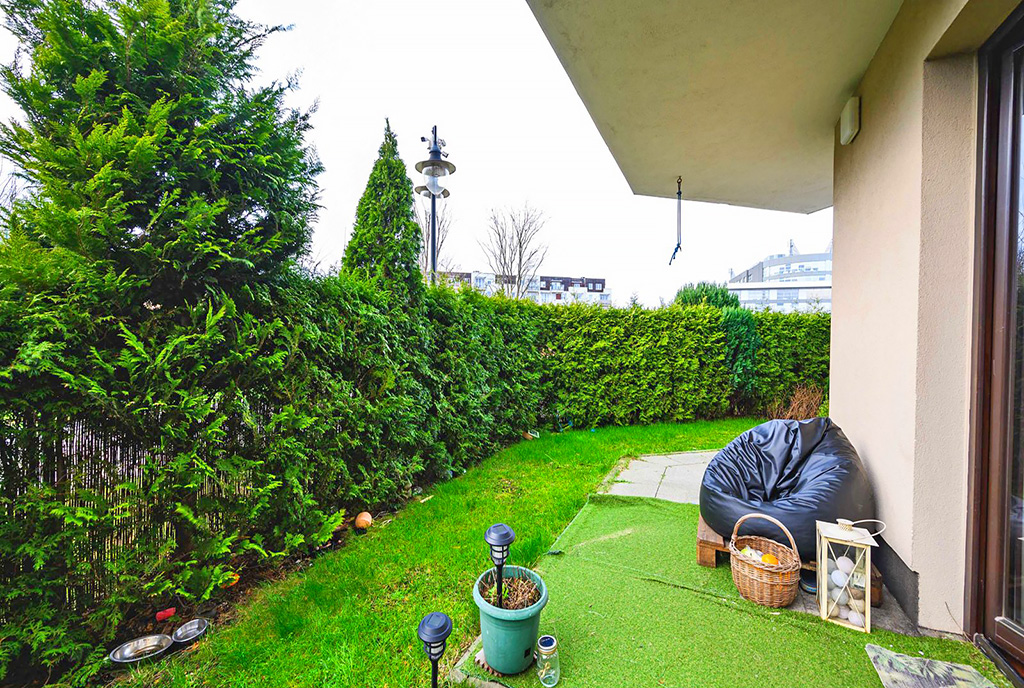 jeden z dwóch ogrodów przynależących do ekskluzywnego apartamentu na sprzedaż Gdańsk