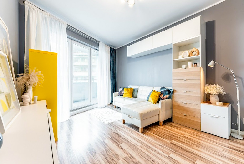 zdjęcie prezentuje gustownie zaaranżowany salon w ekskluzywnym apartamencie na sprzedaż Gdynia okolice