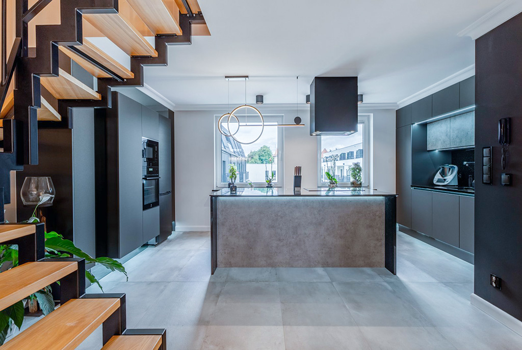 modna aranżacja kuchni z wyspą w luksusowym apartamencie na sprzedaż Szczecin