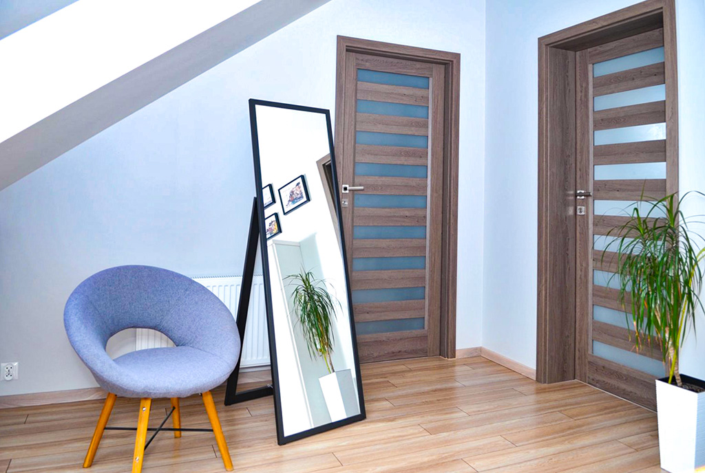 praktycznie zaaranżowany hol w ekskluzywnym apartamencie na sprzedaż Szczecin