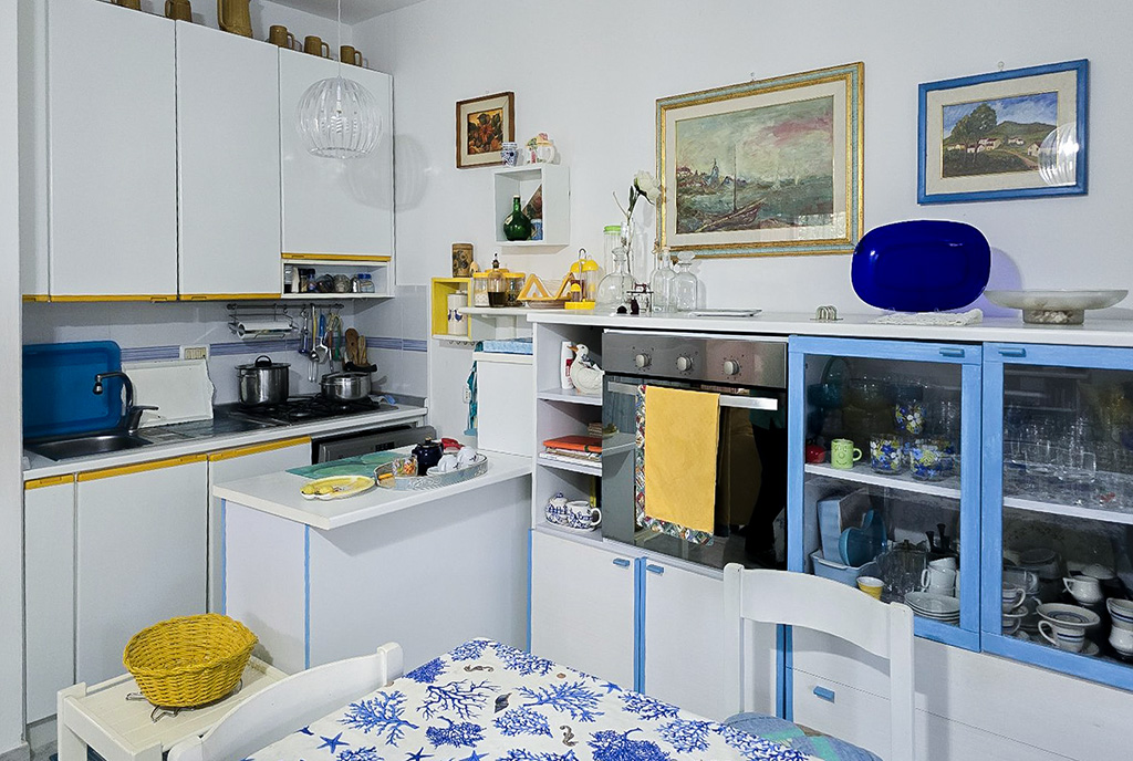 zbliżenie na kuchnię w luksusowym apartamencie na sprzedaż Włochy Platamona