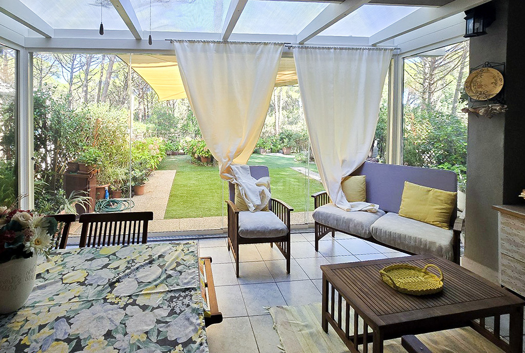 słoneczny taras przy ekskluzywnym apartamencie na sprzedaż Włochy Platamona