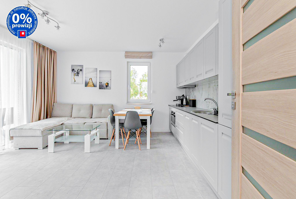 widok na kuchnię i salon w ekskluzywnym apartamencie do sprzedaży nad morzem