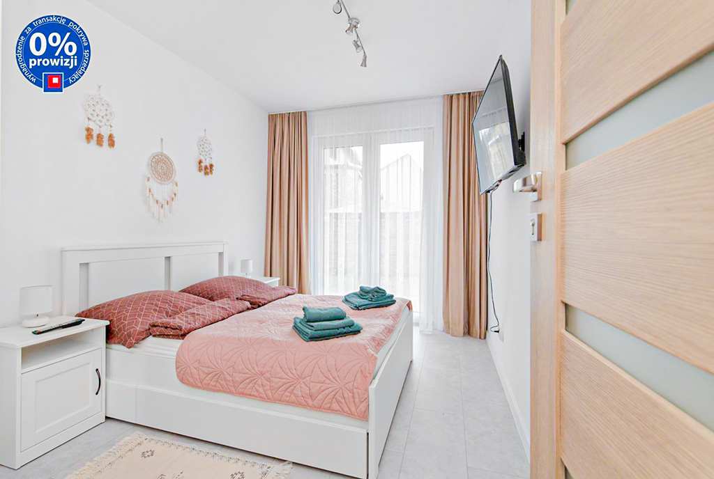 fragment sypialni w ekskluzywnym apartamencie na sprzedaż nad morzem