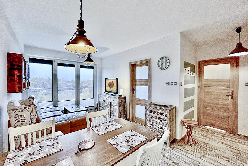 przestronny pokój dzienny w ekskluzywnym apartamencie do sprzedaży nad morzem