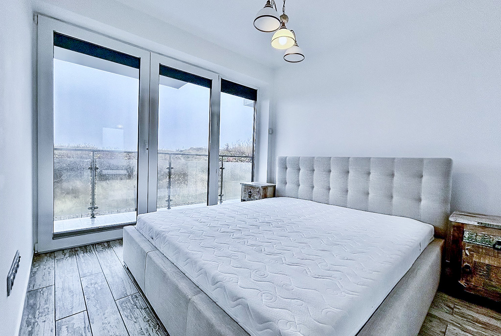 fragment sypialni w ekskluzywnym apartamencie na sprzedaż nad morzem