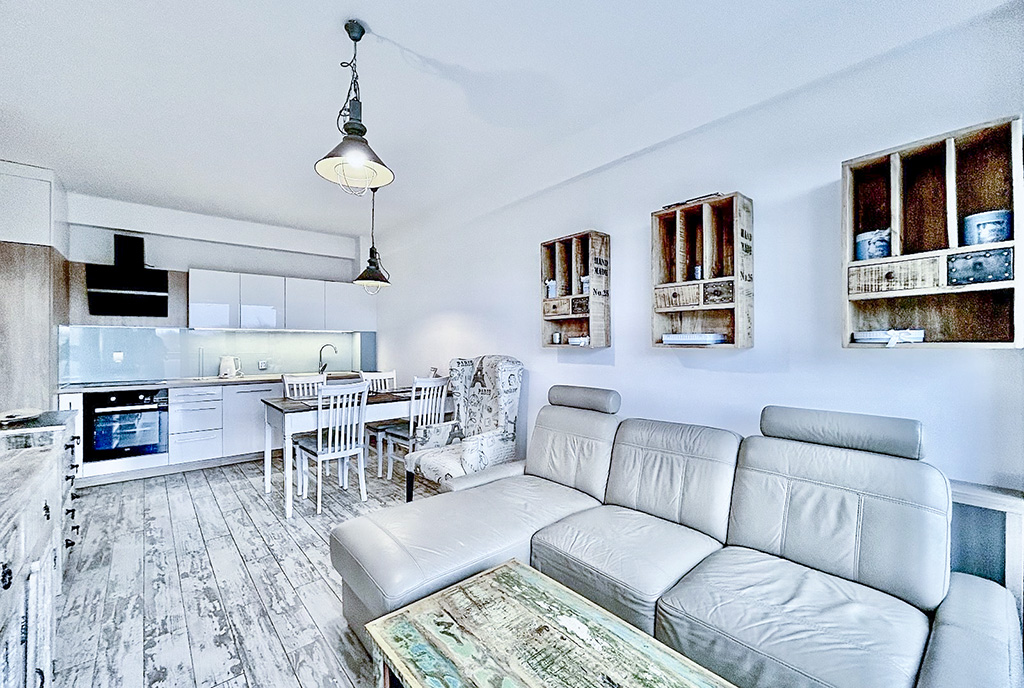 widok z salonu na kuchnię w luksusowym apartamencie na sprzedaż nad morzem