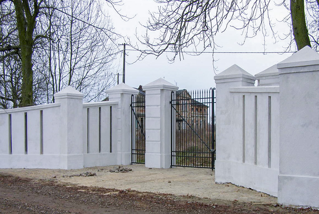 brama wjazdowa na teren ekskluzywnego dworu na sprzedaż Wielkopolska