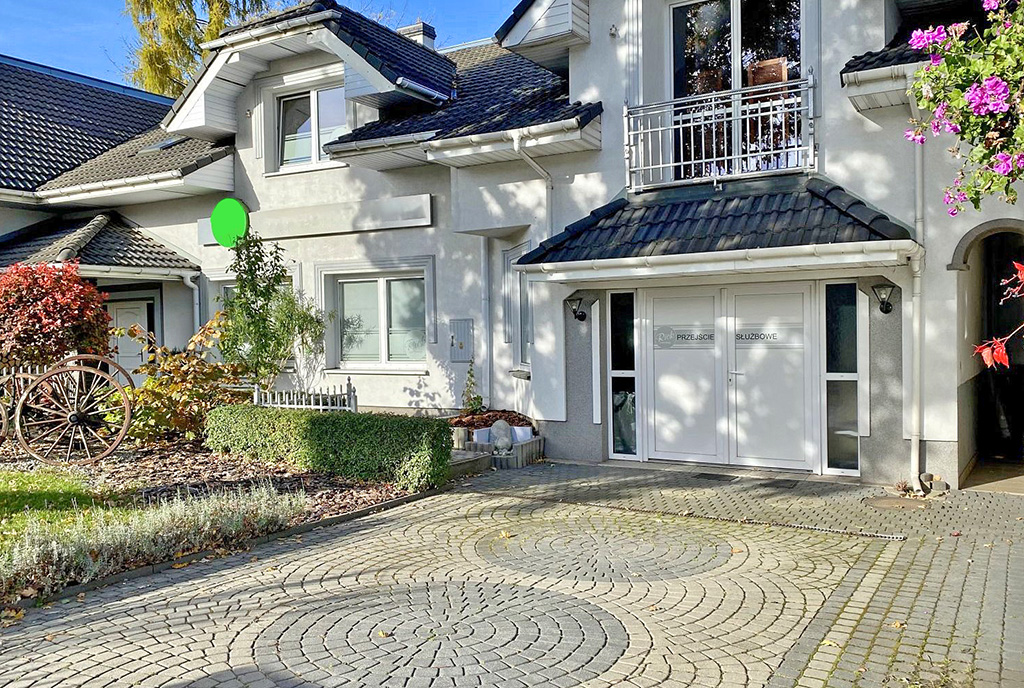 widok od strony ulicy na luksusową willę na sprzedaż Częstochowa