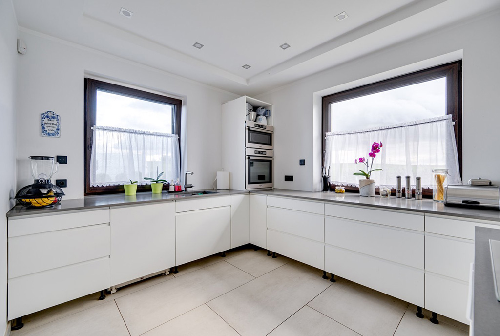 zabudowana kuchnia w luksusowej willi na sprzedaż Gdańsk okolice