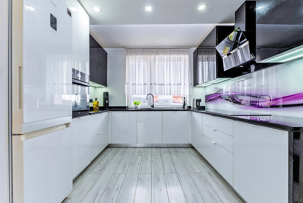 zaprojektowana w czerni i bieli w kuchni luksusowej willi na sprzedaż Gdynia okolice