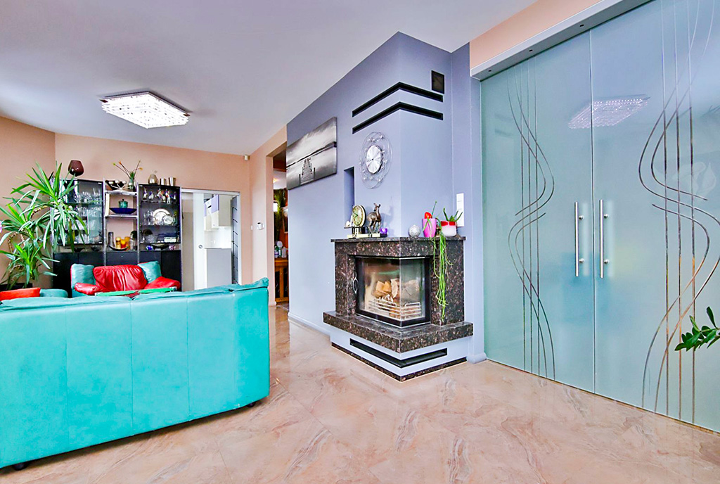 zbliżenie na kominek w pokoju gościnnym w luksusowej willi na sprzedaż Gorzów Wielkopolski okolice