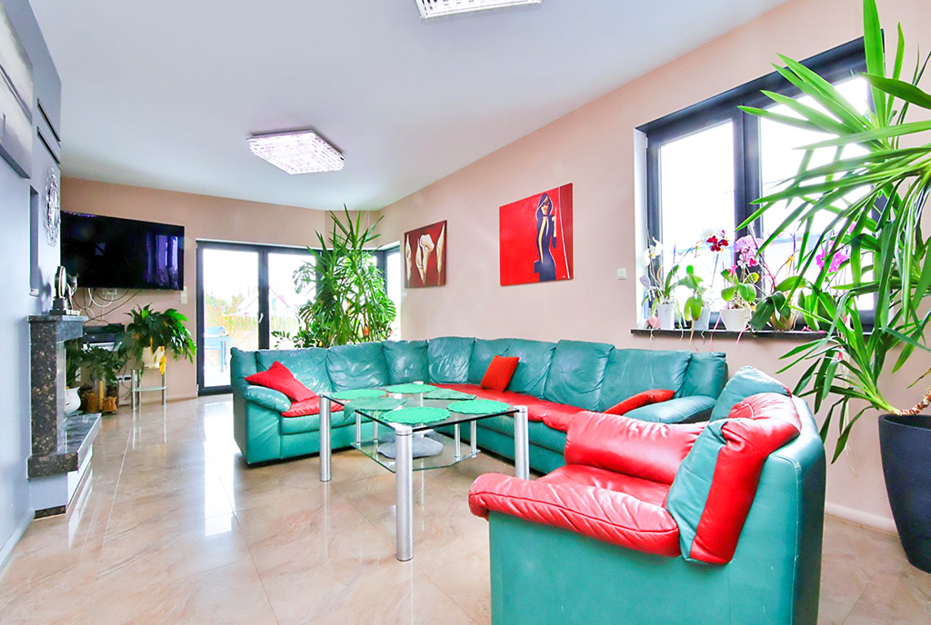 nowoczesna aranżacja salonu w ekskluzywnej willi na sprzedaż Gorzów Wielkopolski okolice