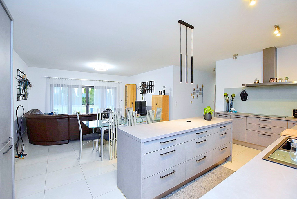 widok z kuchni na salon w luksusowej willi na sprzedaż Inowrocław