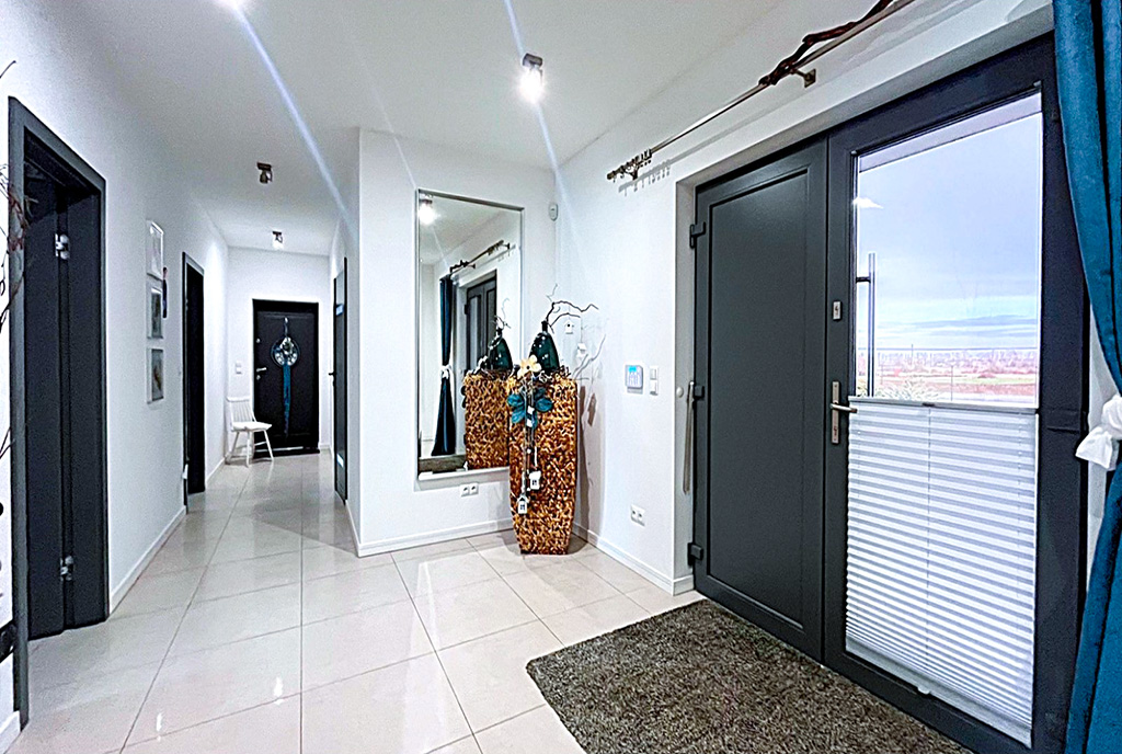 funkcjonalny przedpokój w ekskluzywnej willi na sprzedaż Inowrocław