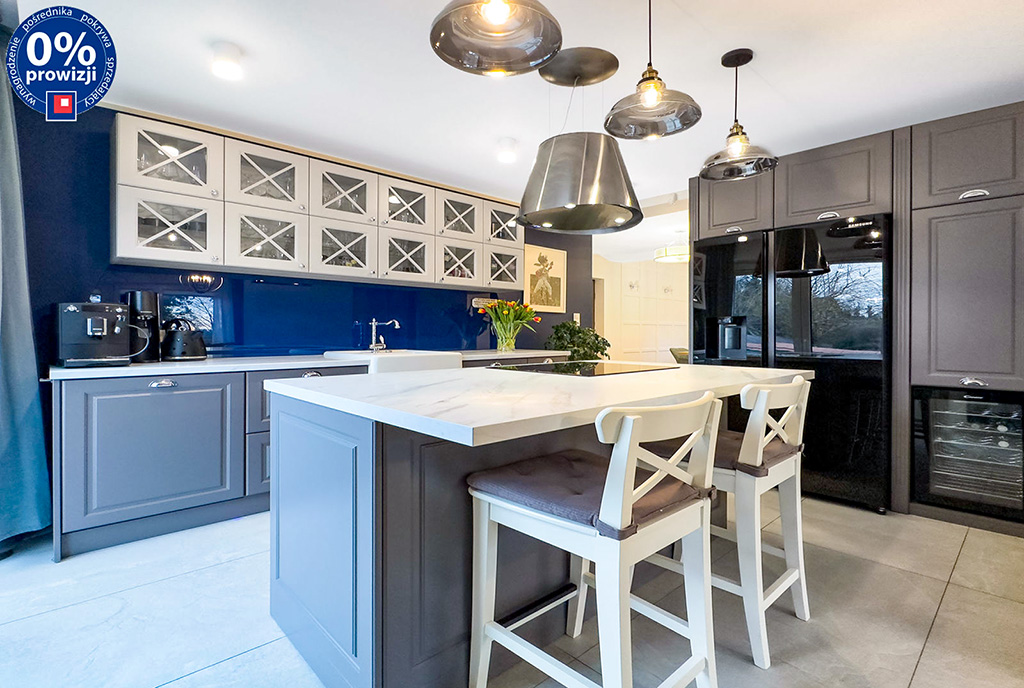 ma pierwszym planie jadalnia, w oddali kuchnia w ekskluzywnej willi na sprzedaż Katowice okolice