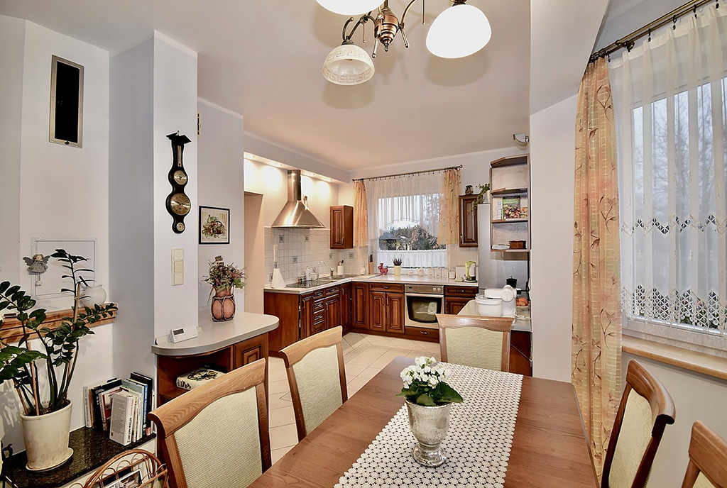 na pierwszym planie jadalnia w ekskluzywnej wili na sprzedaż Słupsk okolice