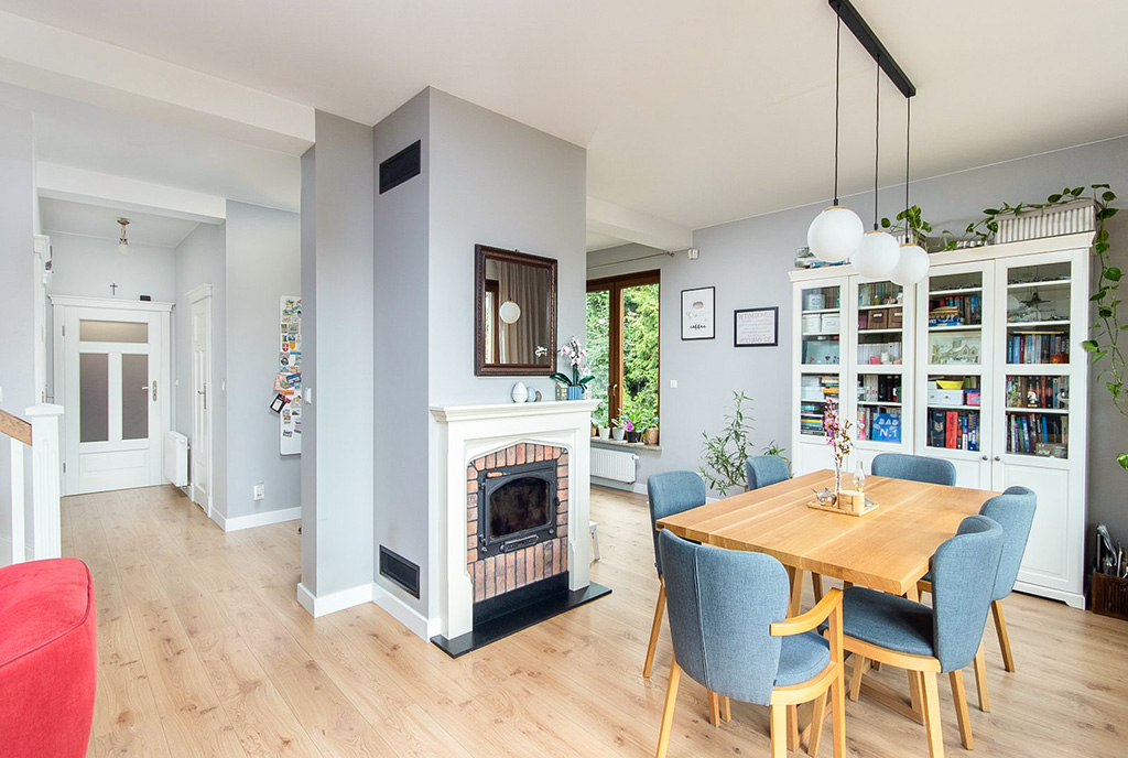 elegancki kominek we wnętrzu luksusowej willi na sprzedaż Szczecin okolice