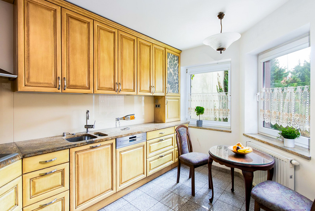 po lewej kuchnia, po prawej jadalnia w ekskluzywnej willi na sprzedaż Szczecin