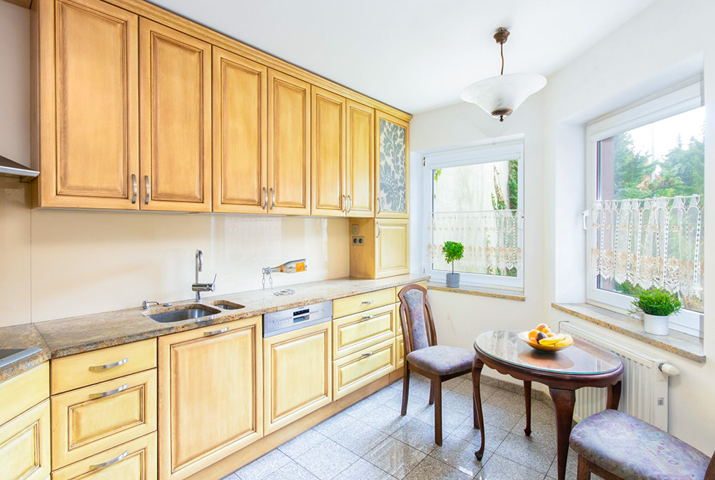 wykończona w drewnie kuchnia w ekskluzywnej willi na sprzedaż Szczecin