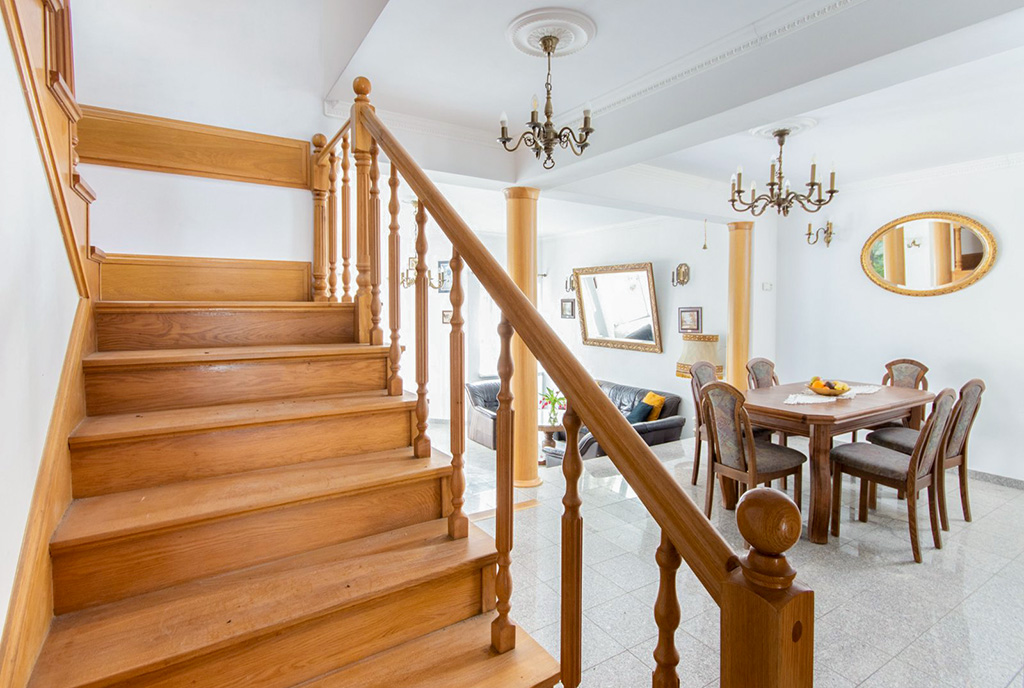 wejście na piętro luksusowej willi na sprzedaż Szczecin