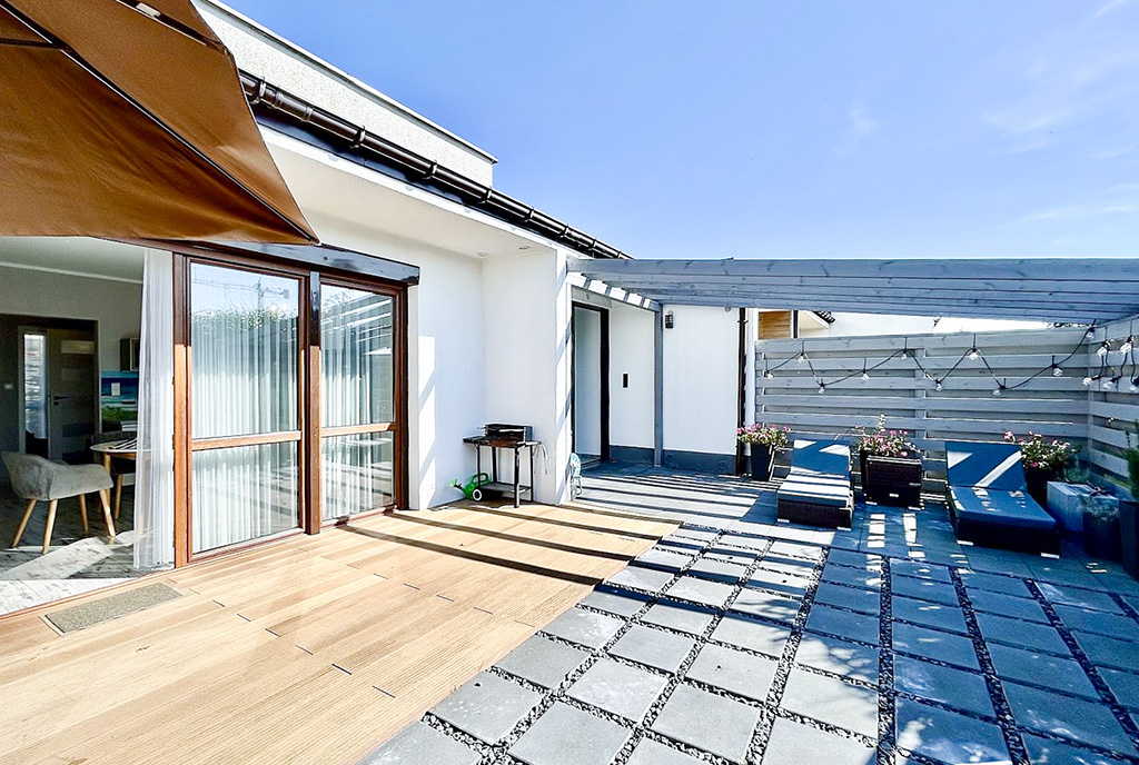 słoneczny taras przy luksusowej willi na sprzedaż nad morzem