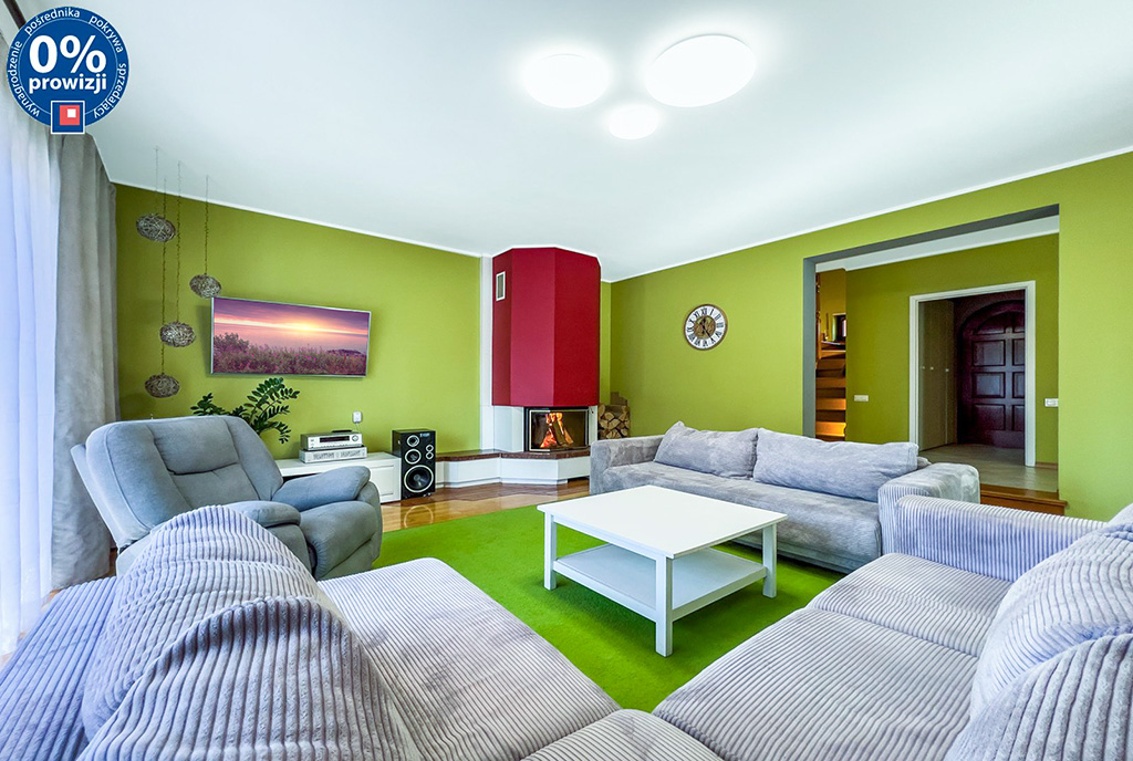 odważna kolorystyka salonu w ekskluzywnej willi do sprzedaży Cieszyn okolice