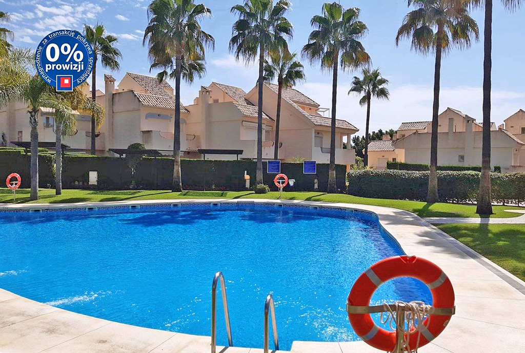 na pierwszym planie basen przy ekskluzywnej willi na sprzedaż Hiszpania Marbelli